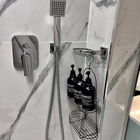 Flh Golden Elegance - Balcony, Garage & King Bed Close To Therme And Airport 아파트 부쿠레슈티