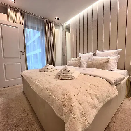 아파트 Flh Golden Elegance - Balcony, Garage & King Bed Close To Therme And Airport