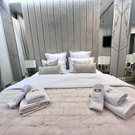 Flh Golden Elegance - Balcony, Garage & King Bed Close To Therme And Airport *