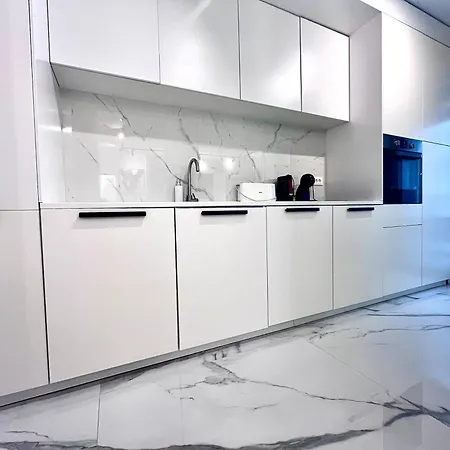 아파트 Flh Golden Elegance - Balcony, Garage & King Bed Close To Therme And Airport *