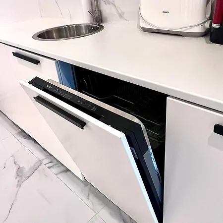 Flh Golden Elegance - Balcony, Garage & King Bed Close To Therme And Airport *