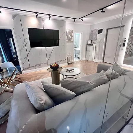 Flh Golden Elegance - Balcony, Garage & King Bed Close To Therme And Airport 아파트 부쿠레슈티