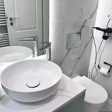 Flh Golden Elegance - Balcony, Garage & King Bed Close To Therme And Airport 아파트