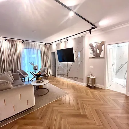 Flh Golden Elegance - Balcony, Garage & King Bed Close To Therme And Airport 아파트