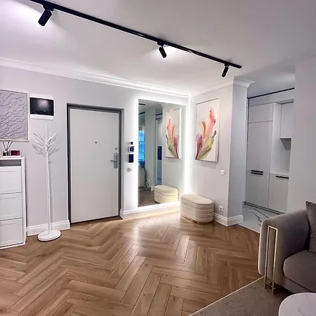 Flh Golden Elegance - Balcony, Garage & King Bed Close To Therme And Airport