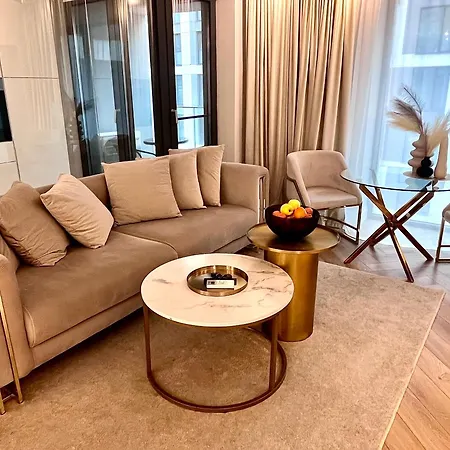 Flh Golden Elegance - Balcony, Garage & King Bed Close To Therme And Airport 아파트 *