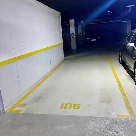 아파트 Flh Golden Elegance - Balcony, Garage & King Bed Close To Therme And Airport *