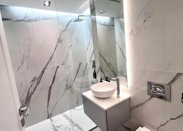 Flh Golden Elegance - Balcony, Garage & King Bed Close To Therme And Airport Bucarest