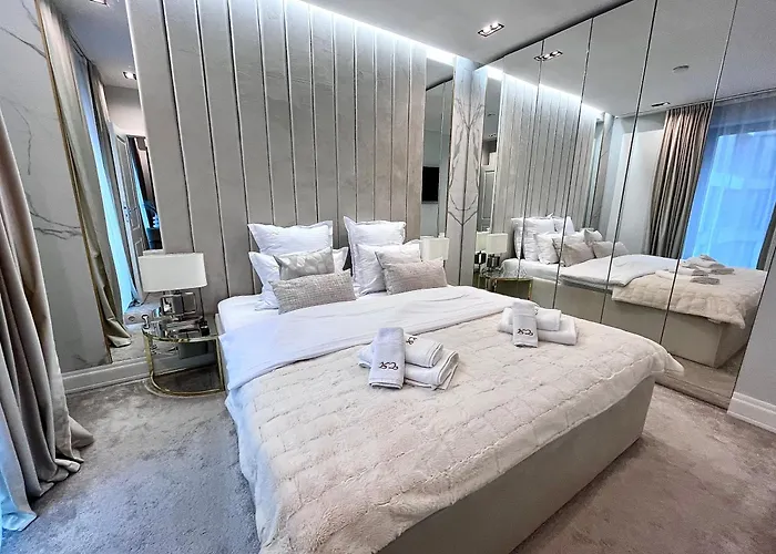 Flh Golden Elegance - Balcony, Garage & King Bed Close To Therme And Airport Bucarest