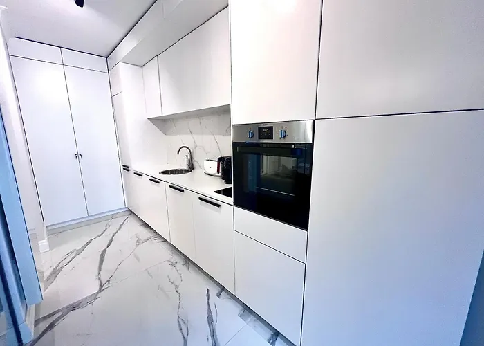Flh Golden Elegance - Balcony, Garage & King Bed Close To Therme And Airport Bucarest