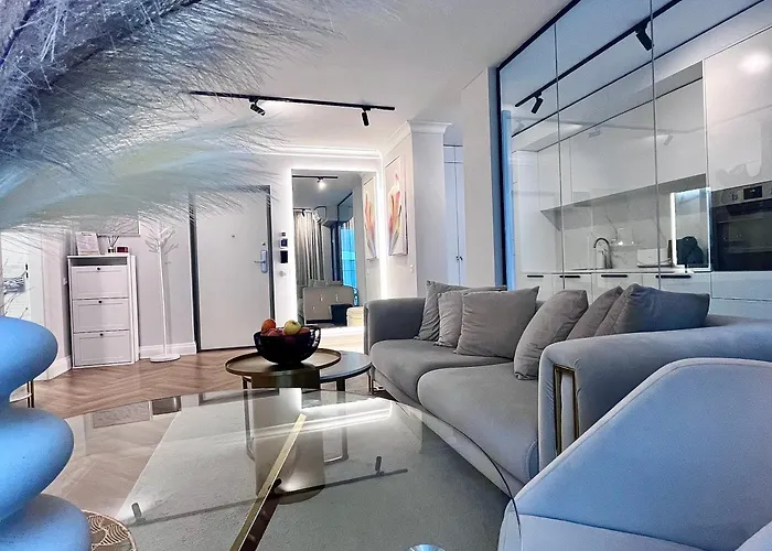 Flh Golden Elegance - Balcony, Garage & King Bed Close To Therme And Airport