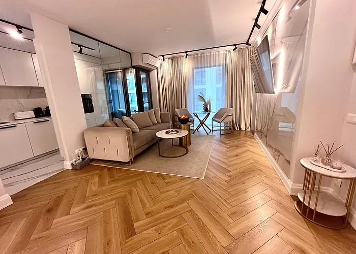 Flh Golden Elegance - Balcony, Garage & King Bed Close To Therme And Airport Apartamento