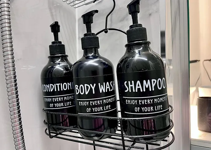 Flh Golden Elegance - Balcony, Garage & King Bed Close To Therme And Airport Apartment