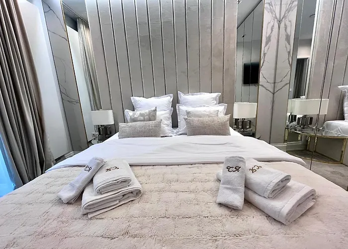 Flh Golden Elegance - Balcony, Garage & King Bed Close To Therme And Airport *