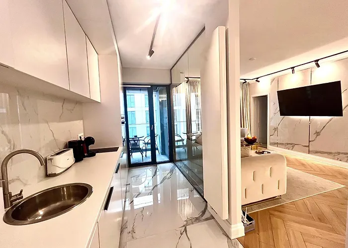 Flh Golden Elegance - Balcony, Garage & King Bed Close To Therme And Airport Apartment