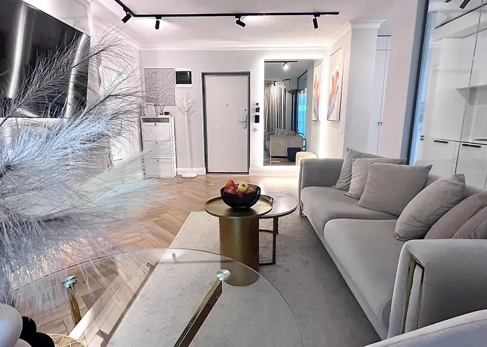 Flh Golden Elegance - Balcony, Garage & King Bed Close To Therme And Airport Apartment *