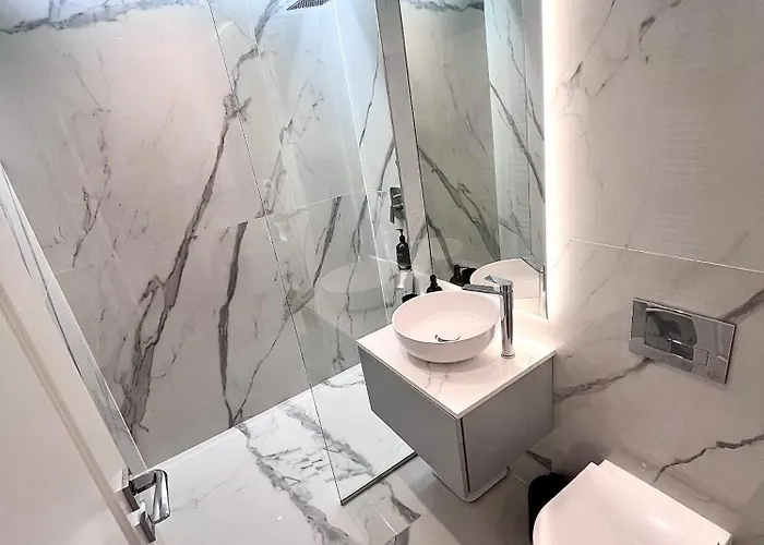 Apartment Flh Golden Elegance - Balcony, Garage & King Bed Close To Therme And Airport Bucharest