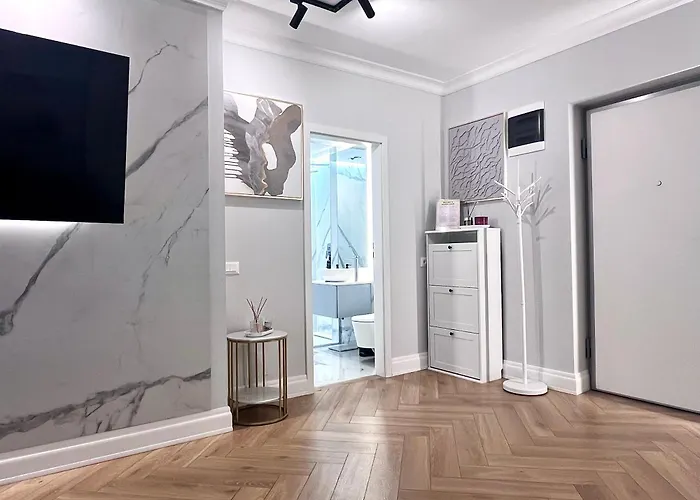 Flh Golden Elegance - Balcony, Garage & King Bed Close To Therme And Airport