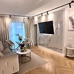 Flh Golden Elegance - Balcony, Garage & King Bed Close To Therme And Airport Apartament Bucureşti