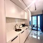Flh Golden Elegance - Balcony, Garage & King Bed Close To Therme And Airport Apartment