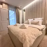 Apartament Flh Golden Elegance - Balcony, Garage & King Bed Close To Therme And Airport