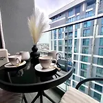 Flh Golden Elegance - Balcony, Garage & King Bed Close To Therme And Airport Apartament Bucureşti