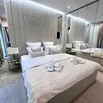 Flh Golden Elegance - Balcony, Garage & King Bed Close To Therme And Airport Bucharest