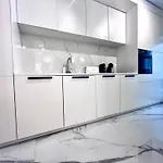 Apartament Flh Golden Elegance - Balcony, Garage & King Bed Close To Therme And Airport *