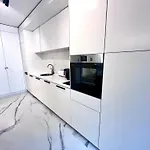 Flh Golden Elegance - Balcony, Garage & King Bed Close To Therme And Airport Bucharest