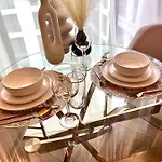 Flh Golden Elegance - Balcony, Garage & King Bed Close To Therme And Airport * Bucureşti