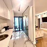 Flh Golden Elegance - Balcony, Garage & King Bed Close To Therme And Airport Apartment