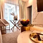 Apartament Flh Golden Elegance - Balcony, Garage & King Bed Close To Therme And Airport *
