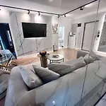 Flh Golden Elegance - Balcony, Garage & King Bed Close To Therme And Airport Apartment Bucharest