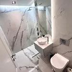 Apartament Flh Golden Elegance - Balcony, Garage & King Bed Close To Therme And Airport Bucureşti