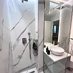 Apartment Flh Golden Elegance - Balcony, Garage & King Bed Close To Therme And Airport