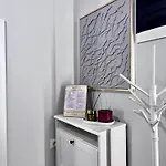 Flh Golden Elegance - Balcony, Garage & King Bed Close To Therme And Airport Apartment