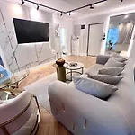 Flh Golden Elegance - Balcony, Garage & King Bed Close To Therme And Airport *