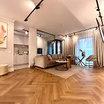 Flh Golden Elegance - Balcony, Garage & King Bed Close To Therme And Airport * Bucharest