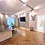 Flh Golden Elegance - Balcony, Garage & King Bed Close To Therme And Airport Apartament