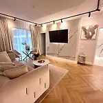 Flh Golden Elegance - Balcony, Garage & King Bed Close To Therme And Airport Bucharest