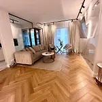 Flh Golden Elegance - Balcony, Garage & King Bed Close To Therme And Airport Apartament