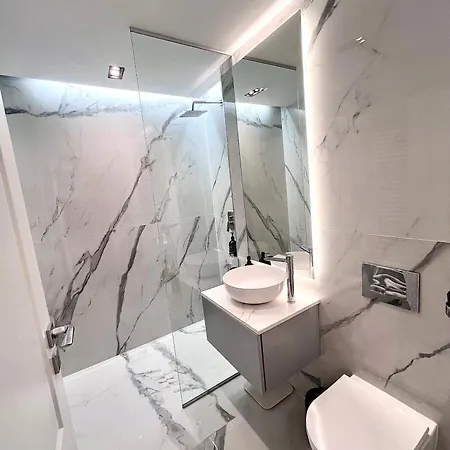 Flh Golden Elegance - Balcony, Garage & King Bed Close To Therme And Airport Bükreş