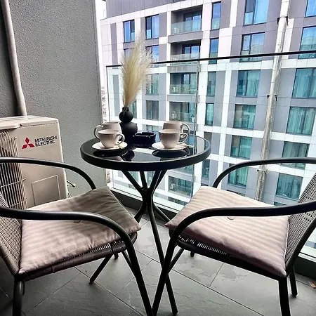 Flh Golden Elegance - Balcony, Garage & King Bed Close To Therme And Airport