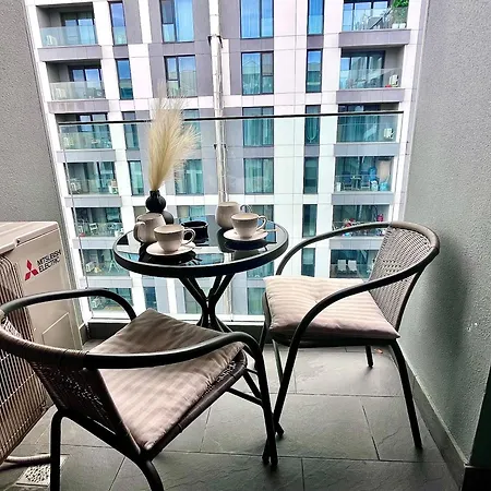 Appartement Flh Golden Elegance - Balcony, Garage & King Bed Close To Therme And Airport Bucarest