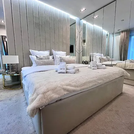 Flh Golden Elegance - Balcony, Garage & King Bed Close To Therme And Airport