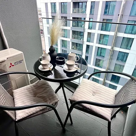 Daire Flh Golden Elegance - Balcony, Garage & King Bed Close To Therme And Airport