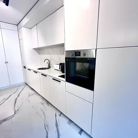 Flh Golden Elegance - Balcony, Garage & King Bed Close To Therme And Airport Bükreş