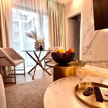 Daire Flh Golden Elegance - Balcony, Garage & King Bed Close To Therme And Airport *