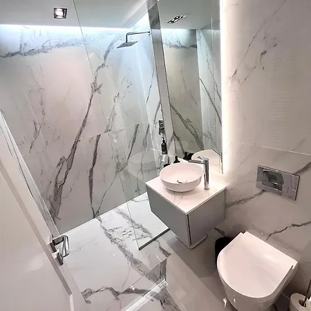 Daire Flh Golden Elegance - Balcony, Garage & King Bed Close To Therme And Airport Bükreş