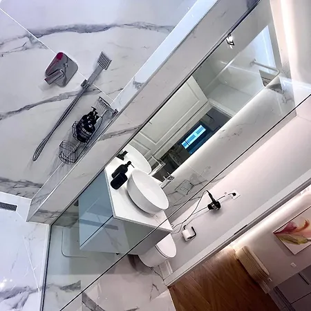 Flh Golden Elegance - Balcony, Garage & King Bed Close To Therme And Airport Appartement Bucarest